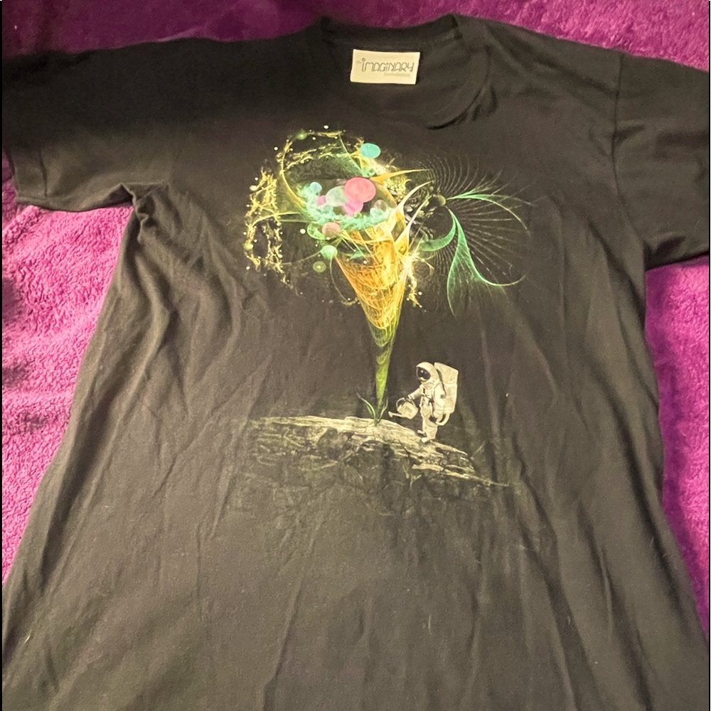 Unisex Imaginary Astronaut T. Men’s M. Very soft stretchy. Fits up to Womens L.